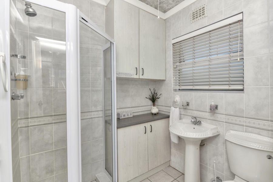 7 Bedroom Property for Sale in De Kelders Western Cape